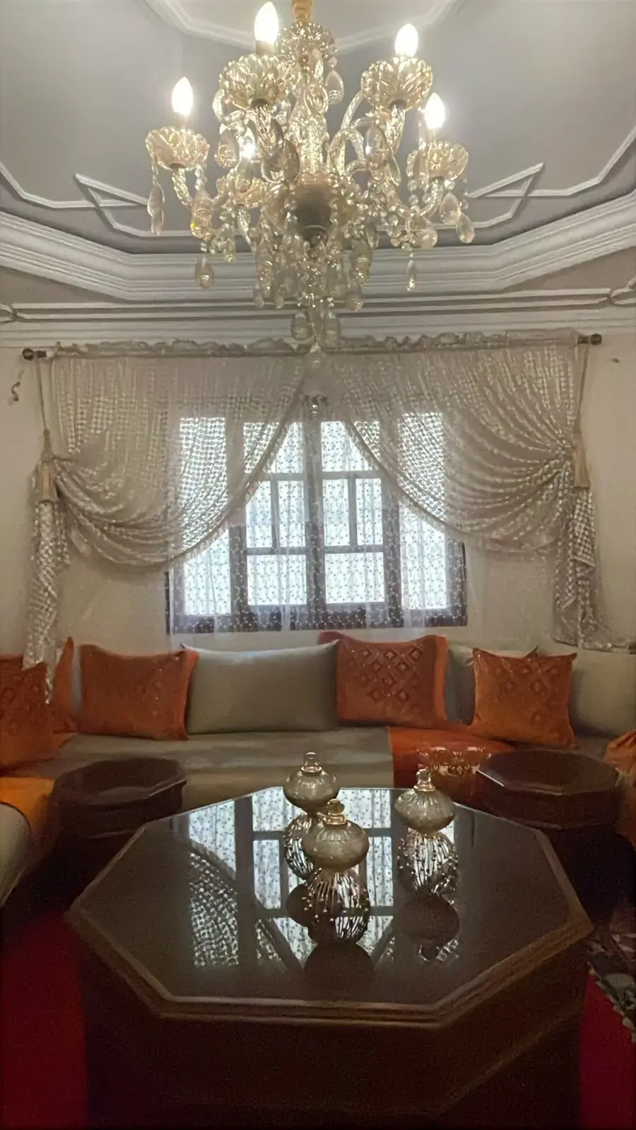 Rideaux élégants dans un intérieur marocain